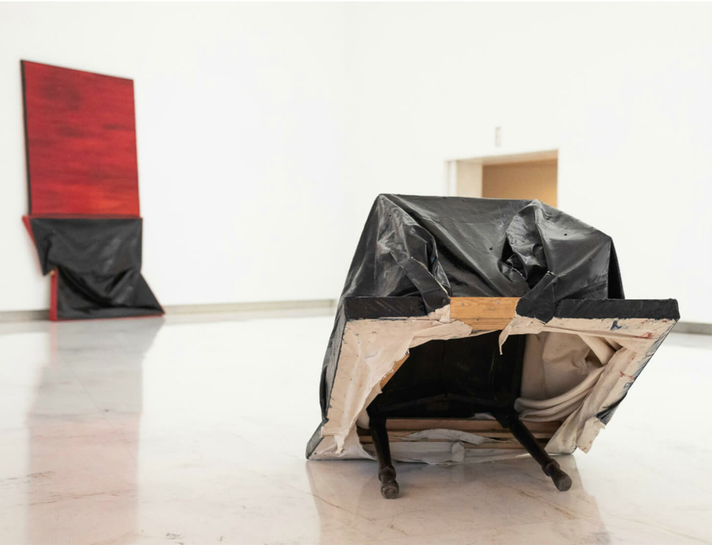 Angela de la Cruz's exhibition 'Homeless' travels to Santiago